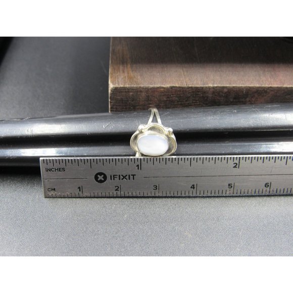 Size 5 Sterling Silver Tarnished Cute White Shell Band Ring - Picture 5 of 6